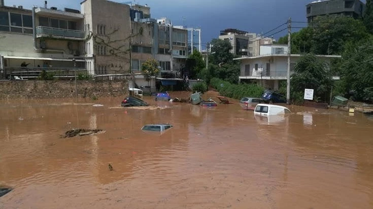 Χάος στην Αττική! – «Θαύμα αν δεν θρηνήσουμε θύματα, μην βγαίνετε στους δρόμους!» – Πολλοί οι εγκλωβισμένοι οδηγοί –  Κίνδυνος για πεζούς